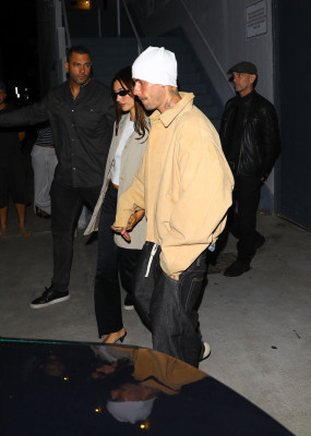 23.09 | Justin e Hailey Bieber foram vistos em um culto da Churchome no Saban Theatre, em Beverly Hills.
