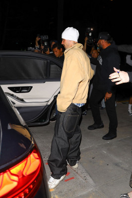 23.09 | Justin e Hailey Bieber foram vistos em um culto da Churchome no Saban Theatre, em Beverly Hills.
