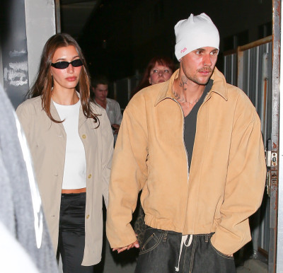 23.09 | Justin e Hailey Bieber foram vistos em um culto da Churchome no Saban Theatre, em Beverly Hills.