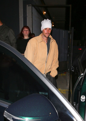 23.09 | Justin e Hailey Bieber foram vistos em um culto da Churchome no Saban Theatre, em Beverly Hills.