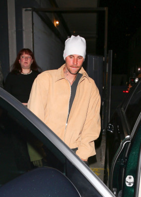 23.09 | Justin e Hailey Bieber foram vistos em um culto da Churchome no Saban Theatre, em Beverly Hills.