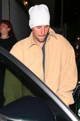 23.09 | Justin e Hailey Bieber foram vistos em um culto da Churchome no Saban Theatre, em Beverly Hills.