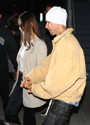 23.09 | Justin e Hailey Bieber foram vistos em um culto da Churchome no Saban Theatre, em Beverly Hills.