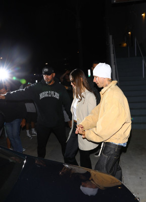 23.09 | Justin e Hailey Bieber foram vistos em um culto da Churchome no Saban Theatre, em Beverly Hills.