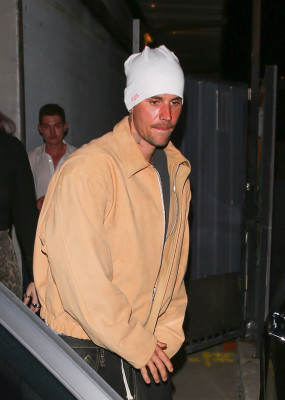 23.09 | Justin e Hailey Bieber foram vistos em um culto da Churchome no Saban Theatre, em Beverly Hills.