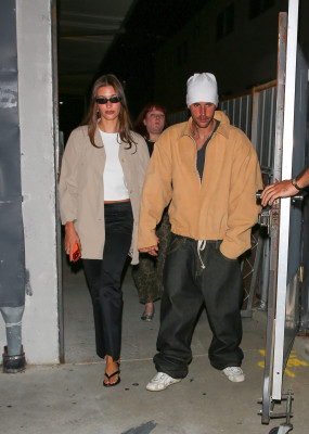 23.09 | Justin e Hailey Bieber foram vistos em um culto da Churchome no Saban Theatre, em Beverly Hills.