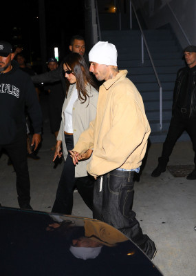 23.09 | Justin e Hailey Bieber foram vistos em um culto da Churchome no Saban Theatre, em Beverly Hills.
