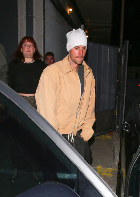 23.09 | Justin e Hailey Bieber foram vistos em um culto da Churchome no Saban Theatre, em Beverly Hills.