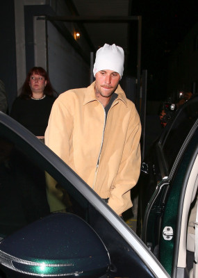 23.09 | Justin e Hailey Bieber foram vistos em um culto da Churchome no Saban Theatre, em Beverly Hills.