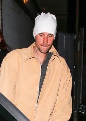 23.09 | Justin e Hailey Bieber foram vistos em um culto da Churchome no Saban Theatre, em Beverly Hills.