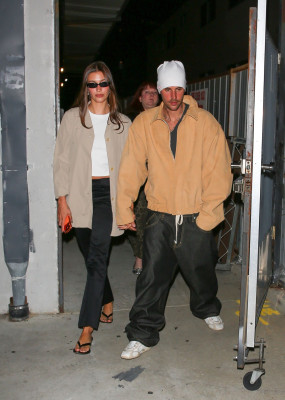 23.09 | Justin e Hailey Bieber foram vistos em um culto da Churchome no Saban Theatre, em Beverly Hills.