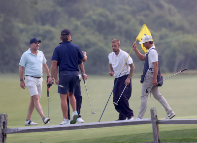 16.01 | Jogando golfe com um grupo de amigos em um campo nos Hamptons, em Nova York.