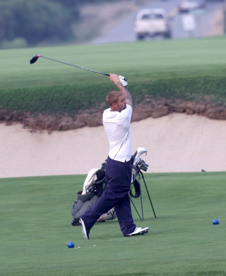 16.01 | Jogando golfe com um grupo de amigos em um campo nos Hamptons, em Nova York.