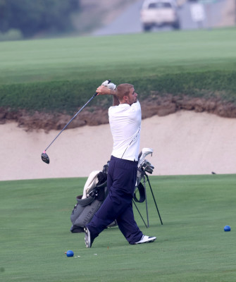 16.01 | Jogando golfe com um grupo de amigos em um campo nos Hamptons, em Nova York.
