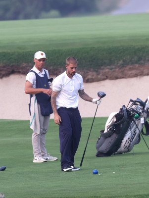 16.01 | Jogando golfe com um grupo de amigos em um campo nos Hamptons, em Nova York.