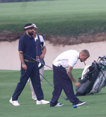 16.01 | Jogando golfe com um grupo de amigos em um campo nos Hamptons, em Nova York.