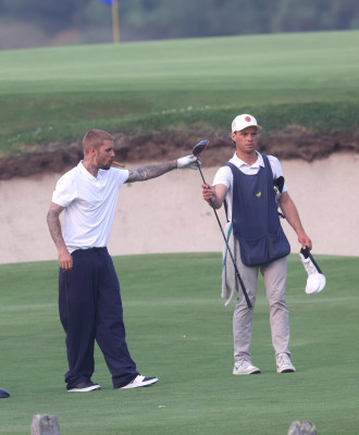 16.01 | Jogando golfe com um grupo de amigos em um campo nos Hamptons, em Nova York.