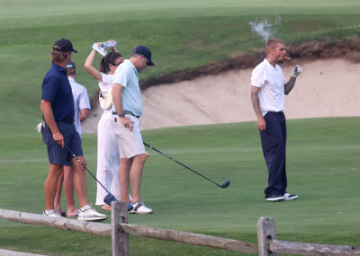 16.01 | Jogando golfe com um grupo de amigos em um campo nos Hamptons, em Nova York.