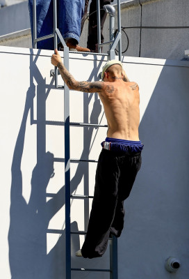 24.03 |  Com amigos em um rooftop de Los Angeles.
