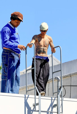 24.03 |  Com amigos em um rooftop de Los Angeles.