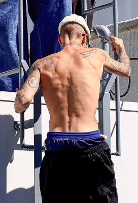 24.03 |  Com amigos em um rooftop de Los Angeles.