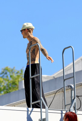 24.03 |  Com amigos em um rooftop de Los Angeles.
