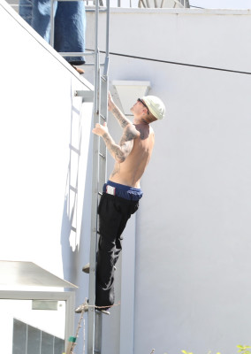 24.03 |  Com amigos em um rooftop de Los Angeles.