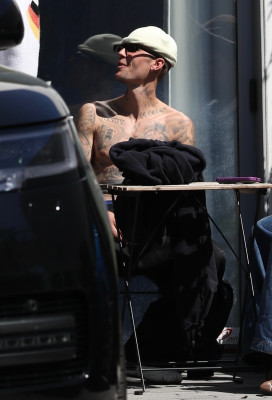 24.03 |  Com amigos em um rooftop de Los Angeles.