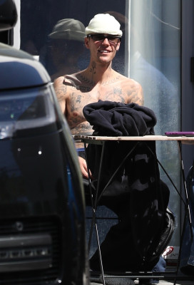24.03 |  Com amigos em um rooftop de Los Angeles.