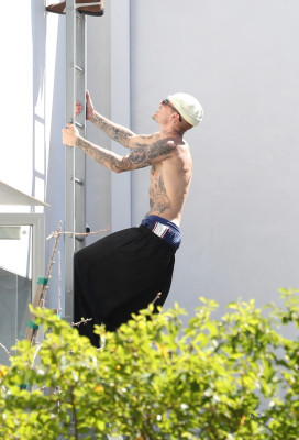 24.03 |  Com amigos em um rooftop de Los Angeles.