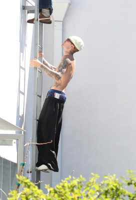 24.03 |  Com amigos em um rooftop de Los Angeles.