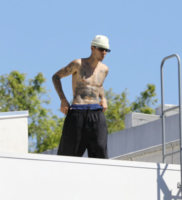 24.03 |  Com amigos em um rooftop de Los Angeles.