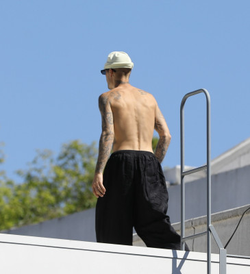 24.03 |  Com amigos em um rooftop de Los Angeles.