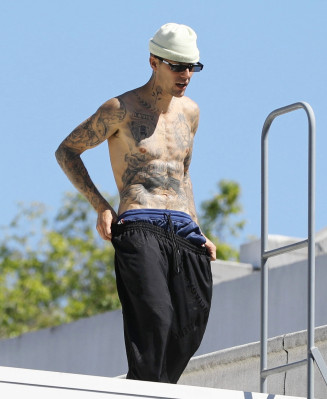 24.03 |  Com amigos em um rooftop de Los Angeles.