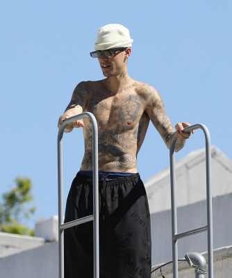 24.03 |  Com amigos em um rooftop de Los Angeles.