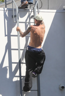 24.03 |  Com amigos em um rooftop de Los Angeles.