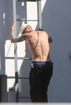 24.03 |  Com amigos em um rooftop de Los Angeles.