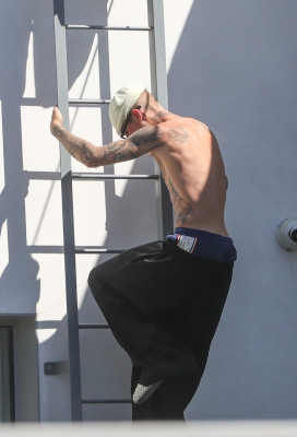 24.03 |  Com amigos em um rooftop de Los Angeles.