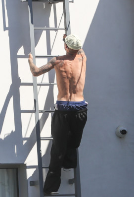 24.03 |  Com amigos em um rooftop de Los Angeles.