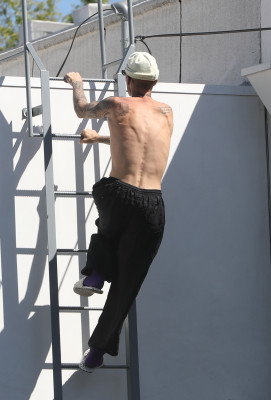24.03 |  Com amigos em um rooftop de Los Angeles.