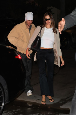 23.09 | Justin Bieber e Hailey Bieber foram vistos chegando juntos a um culto da Churchome no Saban Theatre, em Beverly Hills, Califórnia.