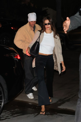 23.09 | Justin Bieber e Hailey Bieber foram vistos chegando juntos a um culto da Churchome no Saban Theatre, em Beverly Hills, Califórnia.