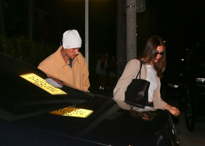 23.09 | Justin Bieber e Hailey Bieber foram vistos chegando juntos a um culto da Churchome no Saban Theatre, em Beverly Hills, Califórnia.