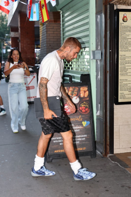 17.07 | Deixando o restaurante Carbone em Nova York, após encerrar seu evento pop-up da Skylrk.