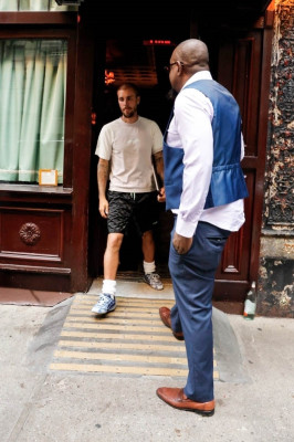 17.07 | Deixando o restaurante Carbone em Nova York, após encerrar seu evento pop-up da Skylrk.