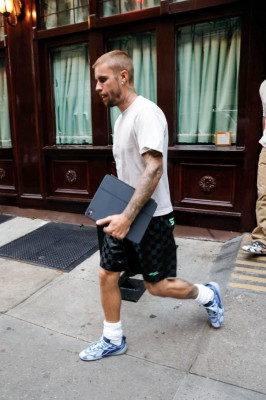 17.07 | Deixando o restaurante Carbone em Nova York, após encerrar seu evento pop-up da Skylrk.