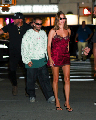 19.07 | Justin e Hailey Bieber Bieber chegando a after party exclusiva da SKYLRK após a final da Copa do Mundo FIFA 2026, realizada no The Twenty Two, em Nova York
