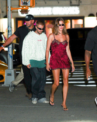 19.07 | Justin e Hailey Bieber Bieber chegando a after party exclusiva da SKYLRK após a final da Copa do Mundo FIFA 2026, realizada no The Twenty Two, em Nova York