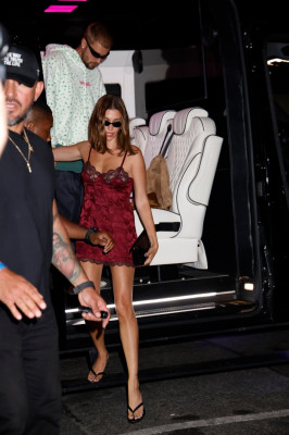19.07 | Justin e Hailey Bieber Bieber chegando a after party exclusiva da SKYLRK após a final da Copa do Mundo FIFA 2026, realizada no The Twenty Two, em Nova York
