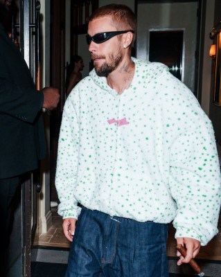19.07 | Justin e Hailey Bieber Bieber chegando a after party exclusiva da SKYLRK após a final da Copa do Mundo FIFA 2026, realizada no The Twenty Two, em Nova York